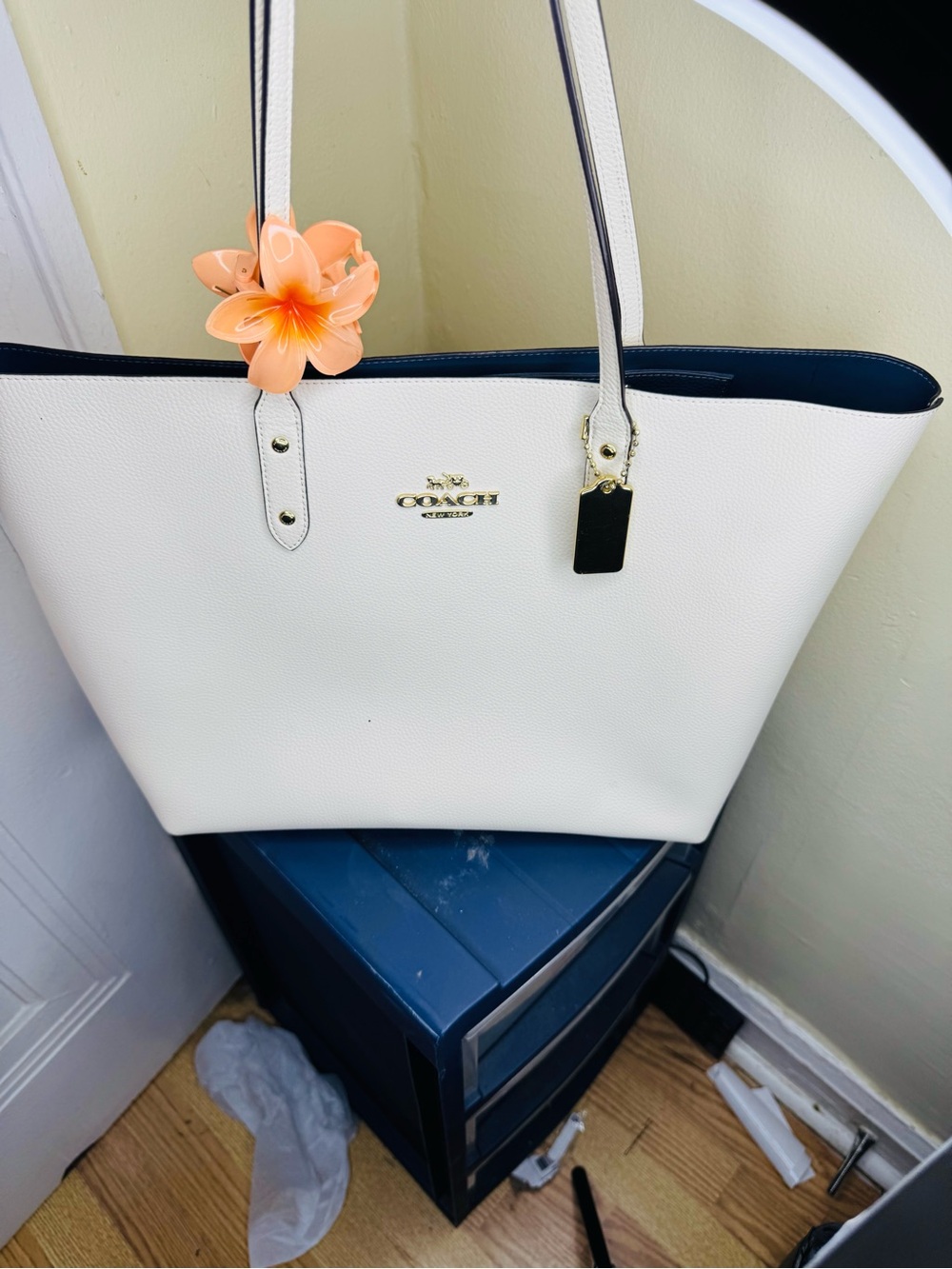 Coach White pebbled Leather city tote Bag with Navy Interior